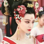 ЧУ ЧЖАО – ТОМ 1: СКВОЗЬ ДИКИЕ ЗЕМЛИ; ГЛАВА 15.2 – ЖИЗНЬ И СМЕРТЬ Искусственный интеллект создал изображение женщины в традиционном китайском наряде