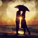 Развод Глава 12 Романтическая пара под зонтом на закате у моря