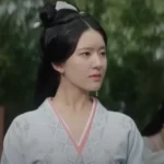 Женщина в традиционной китайской одежде на фоне природы