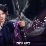 Женщина в фиолетовом платье с мечом, фэнтези сцена