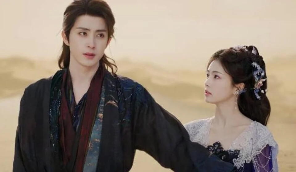 Двое людей в исторических костюмах на фоне пустыни