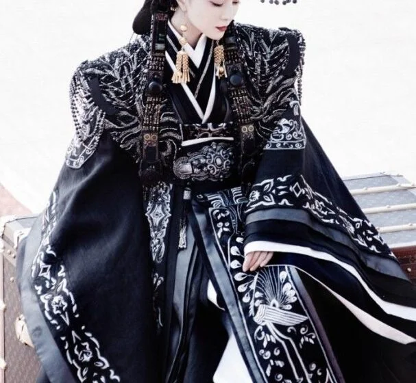 Искусственный интеллект создал изображение в традиционном азиатском костюме