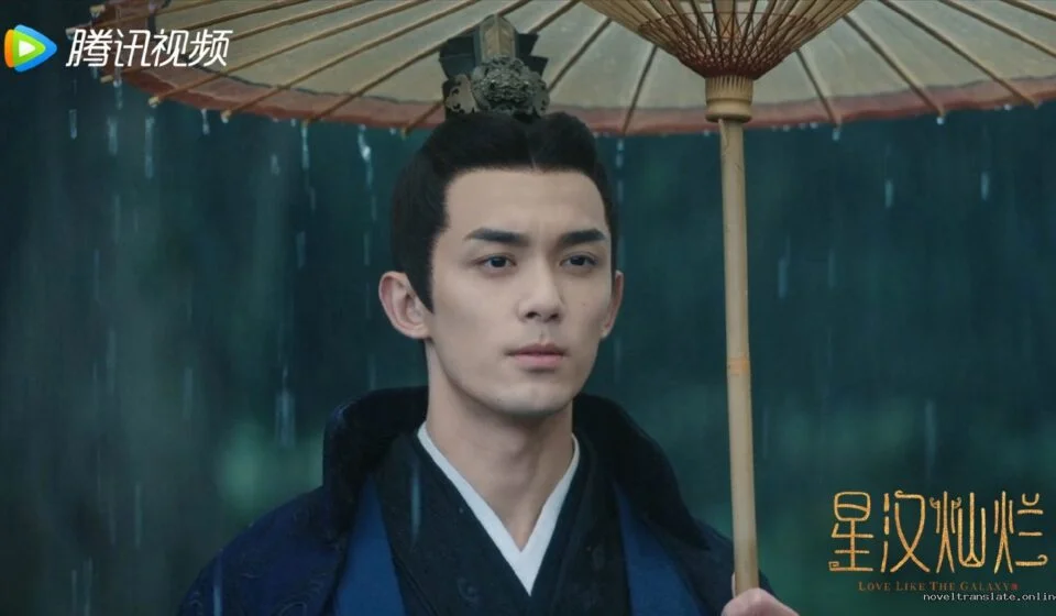 Молодой человек под зонтом в традиционной одежде