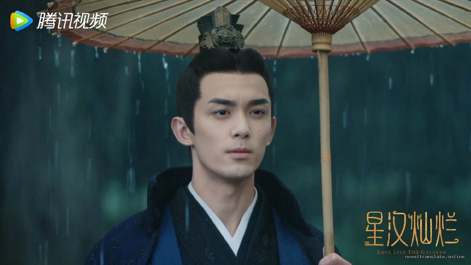 Молодой человек под зонтом в традиционной одежде