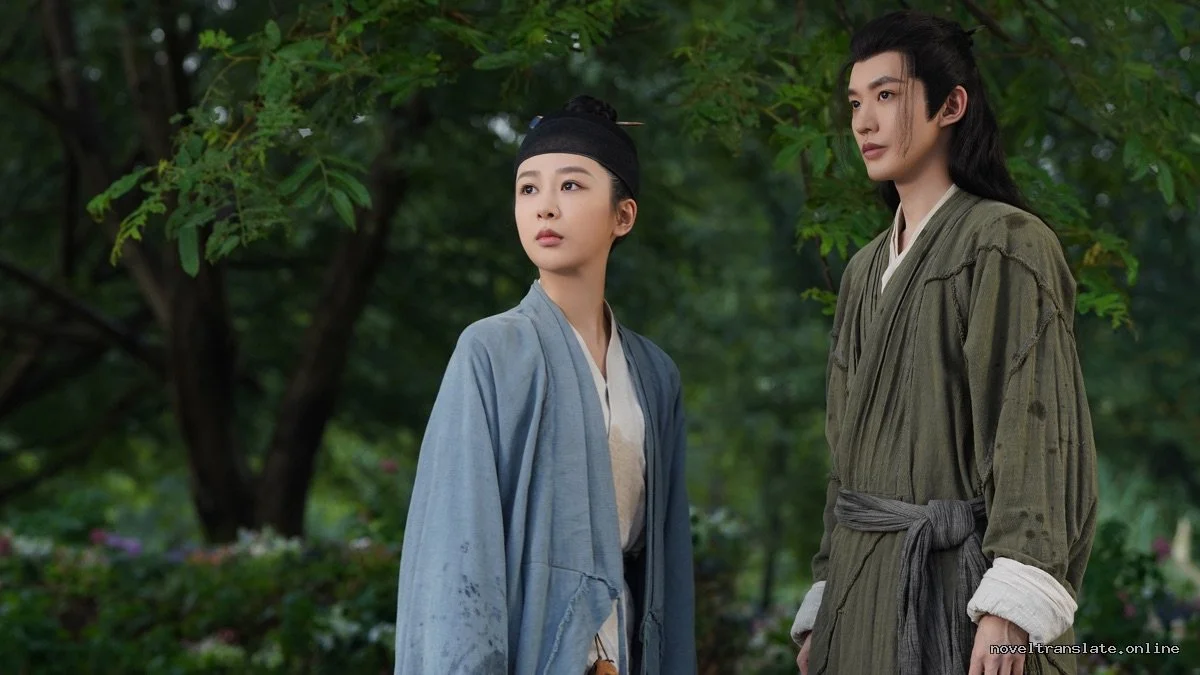 Двое людей в традиционной одежде в лесу