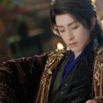 Молодой человек в традиционной одежде в интерьере