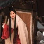 Глава тридцать девять: Ужасное путешествие (часть 1) Женщина в традиционной китайской одежде выглядывает из кареты