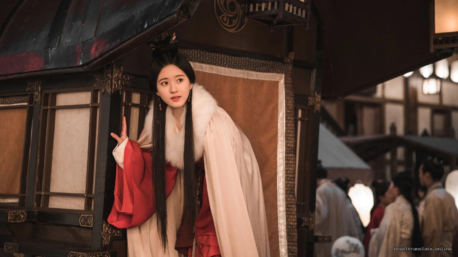 Женщина в традиционной китайской одежде выглядывает из кареты