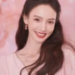 Женщина с длинными волосами на розовом фоне