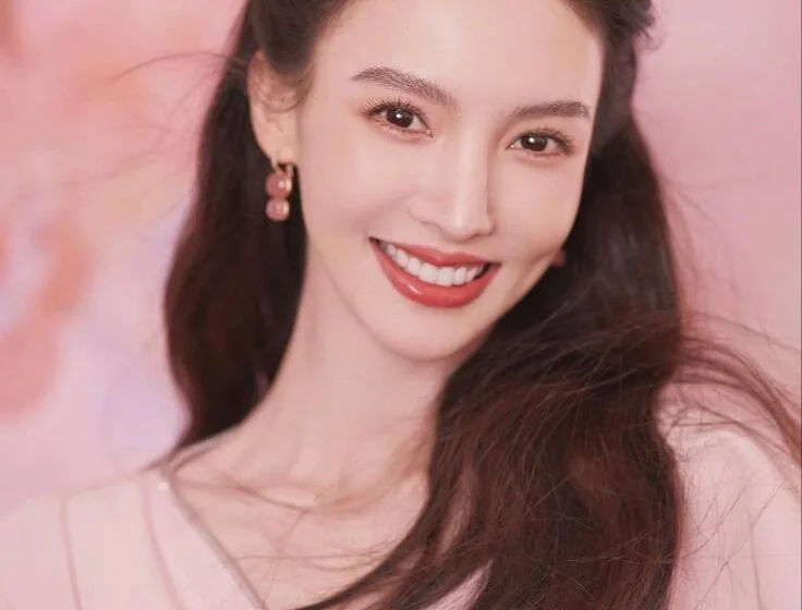 Женщина с длинными волосами на розовом фоне