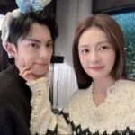 Двое улыбающихся людей в уютных свитерах, селфи в помещении