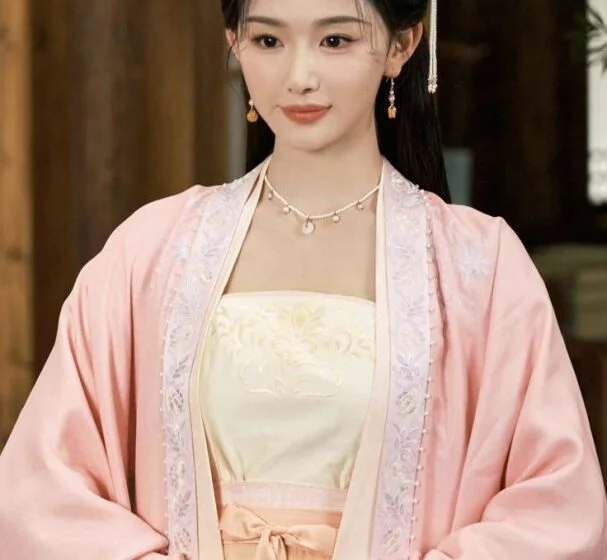 Женщина в традиционном азиатском платье с изысканными украшениями