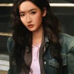 Модель в джинсовой куртке и розовой рубашке