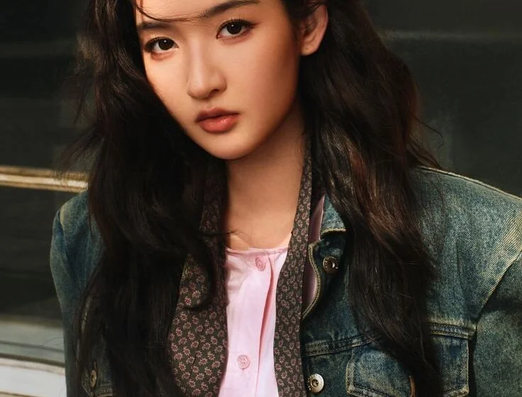 Модель в джинсовой куртке и розовой рубашке