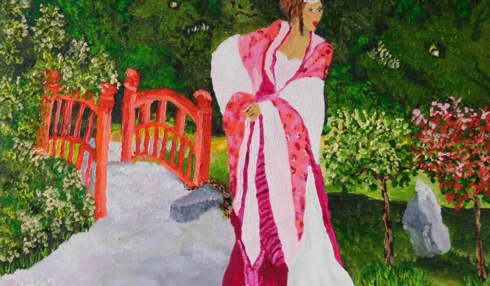 Женщина в традиционной одежде на мосту в саду