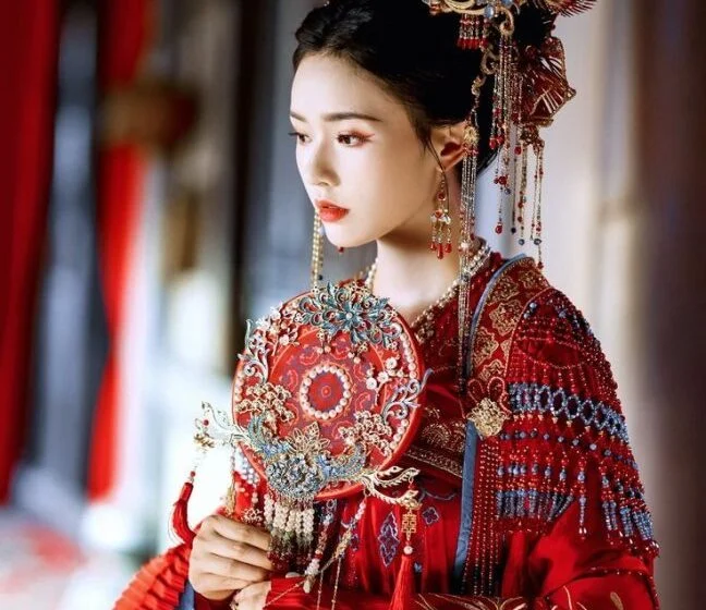 Женщина в традиционном китайском костюме с веером