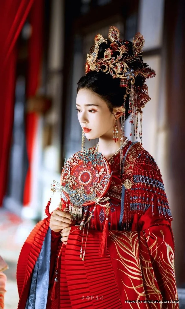 Женщина в традиционном китайском костюме с веером