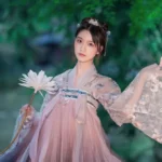 Глава 12: Преследователь Девушка в традиционном костюме с цветком на фоне природы