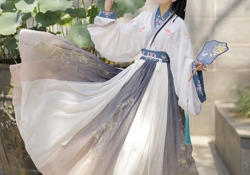 Женщина в традиционном китайском платье танцует на улице