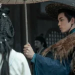 Сцена из исторической драмы с персонажами в традиционной одежде