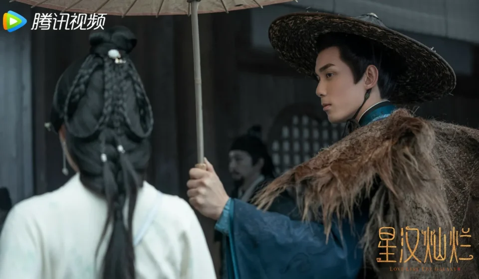 Сцена из исторической драмы с персонажами в традиционной одежде