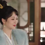 Женщина в традиционной китайской одежде с украшениями в волосах