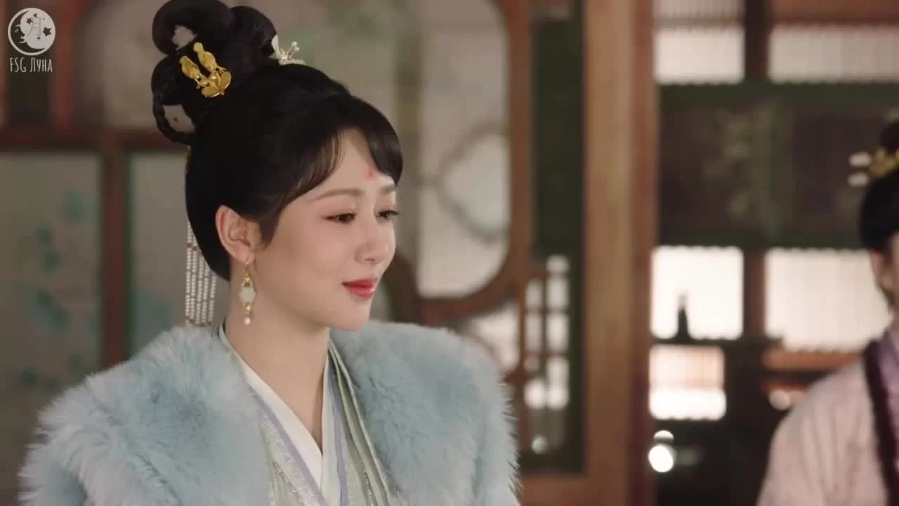 Женщина в традиционной китайской одежде с украшениями в волосах