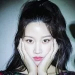 Портрет женщины с темными волосами и ярким освещением