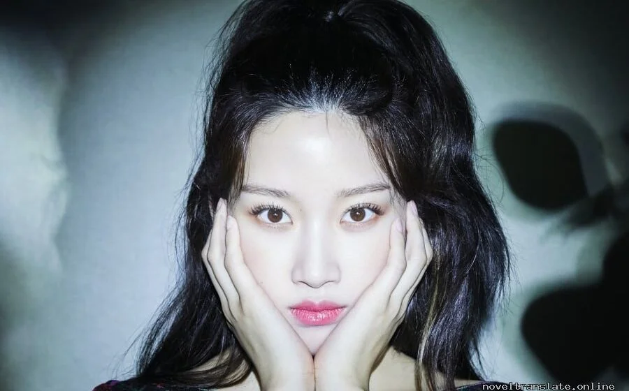 Портрет женщины с темными волосами и ярким освещением