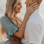 Пара обнимается на пляже, романтический момент