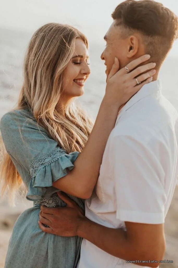 Пара обнимается на пляже, романтический момент