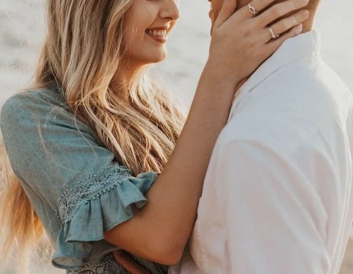 Пара обнимается на пляже, романтический момент