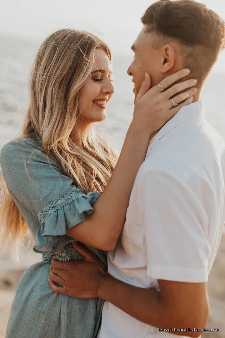 Пара обнимается на пляже, романтический момент