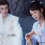 Двое в традиционной одежде обсуждают что-то важное