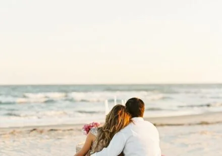 Развод – Глава 41 Пара сидит на пляже, наслаждаясь закатом