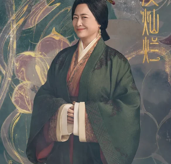 Женщина в традиционной одежде на фоне китайских иероглифов