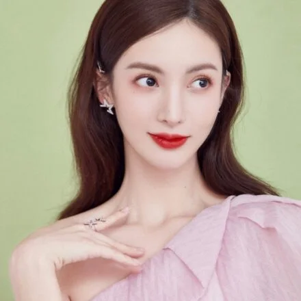 Цзинь Чэнь: после извинений бренд возвращает рекламные материалы с её участием Женщина с длинными волосами и красной помадой на зеленом фоне