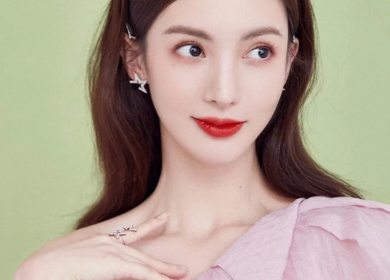 Женщина с длинными волосами и красной помадой на зеленом фоне