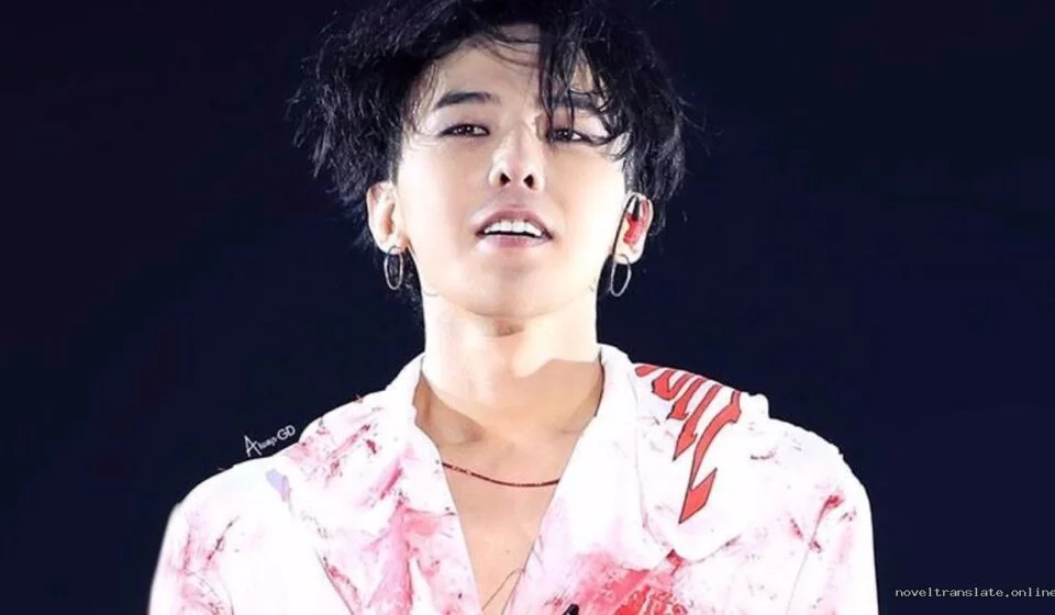 Человек в белой рубашке с красными узорами на сцене