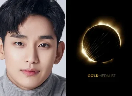 Агентство Ким Су Хёна подозревают в финансовых махинациях Человек в сером свитере рядом с логотипом Gold Medalist