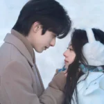 На второй день я снова проводил Цзян Жуя до места проведения экзамена. Когда он вышел, Цзян Жуй расплылся в улыбке: «Смотри, Цзе, я не солгал тебе. Твоя вторая половинка здесь!» Он, как всегда, был озорным и потащил меня к себе. «Чжуан Фэй, брат Чжуан», — весело поприветствовал он. Вот так я и познакомился с Чжуан Сюй. Внезапно я услышала лишь тихую бормотание Цзян Жуя на заднем плане. Чжуан Фэй и он были погружены в разговор, а Чжуан Сюй тихо стоял рядом со мной. В толпе вокруг нас не было никого красивее его. Я вдруг поняла, на что намекал Цзян Жуй, говоря о «предназначенном друг другу», и мое раздражение вспыхнуло. Я не могла понять, почему его так беспокоят такие детские выходки во время подготовки к национальным экзаменам. Спустя некоторое время я услышал, как Чжуан Сюй сказал: «Наконец-то вам пора зайти». Пошли, пошли. Цзян Жуй подмигнул мне, прежде чем войти на территорию школы. Я сделал вид, что наблюдаю за их удаляющимися спинами, пока они полностью не скрылись из виду. Теперь, когда прятаться было не за чем, мне ничего не оставалось, как ответить ему: «Какое совпадение». «Не совсем». Чжуан Сюй сделал паузу. «На самом деле, я изначально и не собирался приезжать». © 2013-2016 FANATICAL hui3r.wordpress.com. ВСЕ ПРАВА ЗАЩИЩЕНЫ. Если вы читаете это не на сайте hui3r.wordpress.com, значит, этот перевод был опубликован без разрешения переводчика. Если бы это сказал кто-то другой, я бы, скорее всего, истолковал это сотней разных способов. Например: «Сначала я не хотел приходить, но, зная, что ты здесь…» и так далее. Но поскольку это Чжуан Сюй… я не стал предаваться грандиозным иллюзиям. Я решил, что раз уж я его поприветствовал, то могу уйти. Прежде чем я успел что-либо сказать, он опередил меня: «Где вы вчера ели?» Его вопрос меня немного озадачил. Я не мог понять, почему он этим интересуется. «Спасибо, что присмотрели за Чжуан Фэем. Сегодня обед за мой счёт». Он отвёл взгляд. Это было откровение! Так вот в чем была цель его пребывания здесь. Чжуан Сюй остался прежним, никогда не желая быть мне «должным» ни копейки. Раз уж я угостил его брата обедом, он захотел отплатить мне тем же, несмотря на плотный график. Я вспомнил, как однажды одолжил ему денег, а он вернул мне всю сумму с начислением десяти процентов процентов. Он выставил меня ростовщиком. Он и я… Полагаю, он не успокоится, пока не погасит все непогашенные долги — денежные или иные. © 2013-2016 FANATICAL hui3r.wordpress.com. ВСЕ ПРАВА ЗАЩИЩЕНЫ. Если вы читаете это не на сайте hui3r.wordpress.com, значит, этот перевод был опубликован без разрешения переводчика. «Не Си Гуан». Его голос вернул меня в настоящее. У меня болели глаза, и я не хотела на него смотреть. Я тихо ответила: «Я отведу тебя туда». Мы снова оказались в том же отеле. Мы нашли свободные места и оба взяли меню. Я задумчиво разглядывал картинки. Я чувствовал, как Чжуан Сюй смотрит на меня. Затем, не спросив моего мнения, он выполнил заказ. Блюда, которые он заказал, были во много раз изысканнее тех, что я заказывал вчера. © 2013-2016 FANATICAL hui3r.wordpress.com. ВСЕ ПРАВА ЗАЩИЩЕНЫ. Если вы читаете это не на сайте hui3r.wordpress.com, значит, этот перевод был опубликован без разрешения переводчика. Официант ушел, записав наш заказ. Затем он сказал: «Вы вчера отправили моего брата домой…» Я не стала ждать, пока он закончит, и перебила его: «Не нужно меня благодарить. Расходы на топливо уже включены в стоимость вашего обеда». Краем глаза я заметил, как сжался его кулак. Я невольно поднял взгляд и случайно увидел неловкость, мелькнувшую в его глазах. Я понимала, что сказала слишком резко, но ничего не могла с собой поделать. Мы замолчали. Я не могла заставить себя извиниться, но и больше не могла там находиться. Я встала и небрежно сказала: «Я пойду за покупками. Вернусь, когда придёт время». © 2013-2016 FANATICAL hui3r.wordpress.com. ВСЕ ПРАВА ЗАЩИЩЕНЫ. Если вы читаете это не на сайте hui3r.wordpress.com, значит, этот перевод был опубликован без разрешения переводчика. В окрестностях не было ничего стоящего, но я все равно решил зайти. Увидев, что уже почти время, я купил книгу и отправился обратно. Я даже не записал название. Просто хотел доказать, что ходил по магазинам с определенной целью. © 2013-2016 FANATICAL hui3r.wordpress.com. ВСЕ ПРАВА ЗАЩИЩЕНЫ. Если вы читаете это не на сайте hui3r.wordpress.com, значит, этот перевод был опубликован без разрешения переводчика. Когда я завернул за угол, в поле зрения показался отель. Я остановился на перекрестке. Издалека сквозь стекло я мог видеть Чжуан Сюй. Он сидел, выпрямившись, как струна, и смотрел в окно. От него исходила меланхолия. Его настроение было заразительным, и я вдруг тоже почувствовала себя подавленной. Раньше он таким не был. Значит ли это, что мои слова задели его чувства? Наверное, я сошла с ума. Это не его вина, что я ему не нравлюсь, так почему я должна была задевать его чувства? Получить благодарность было бы не так уж и плохо. На самом деле, от взаимности ничего не потеряешь. Я стояла и смотрела на него, переполненная эмоциями. Должно быть, он это почувствовал, потому что резко повернулся в мою сторону и посмотрел прямо на меня. В таком положении мы оставались некоторое время. Наконец, он встал, вышел и подошел ко мне: «Они почти закончили». Я молча кивнула, и мы отправились обратно, чтобы забрать их. © 2013-2016 FANATICAL hui3r.wordpress.com. ВСЕ ПРАВА ЗАЩИЩЕНЫ. Если вы читаете это не на сайте hui3r.wordpress.com, значит, этот перевод был опубликован без разрешения переводчика. Цзян Жуй был как всегда полон радости, а Чжуан Фэй был веселее, чем накануне. Возможно, в присутствии брата он чувствовал себя спокойнее. Когда подали блюда, Цзян Жуй воскликнул: «Ух ты! Это вкуснее, чем вчера. Наверное, это заслуга брата Чжуана. Только мужчины понимают друг друга». Несмотря на то, что я был встревожен, у меня всё ещё возникало желание ударить его. «Ха-ха, а ещё мои любимые ребрышки! Джи, и твоя любимая свинина в кисло-сладком соусе. Ешь побольше». Он взял кусочек палочками и положил мне на тарелку, подмигнув. Чжуан Фэй застенчиво рассмеялся: «Вчера брат спросил меня, что мы ели». Брови Цзян Жуя взлетели до небес: «Брат Чжуан такой внимательный!» Когда мы закончили, Цзян Жуй и Чжуан Фэй пошли отдыхать. Я уже собирался придумать предлог, чтобы уйти, но Чжуан Сюй опередил меня: «У меня есть дела, поэтому я ненадолго уйду». Я кивнул. «Помните…» Он остановился на полуслове. Я посмотрела на него с недоумением. «Ничего». Затем он повернулся и ушёл. © 2013-2016 FANATICAL hui3r.wordpress.com. ВСЕ ПРАВА ЗАЩИЩЕНЫ. Если вы читаете это не на сайте hui3r.wordpress.com, значит, этот перевод был опубликован без разрешения переводчика. Книга, которую я купил, была неплохой, но я не смог полностью погрузиться в сюжет. В итоге я решил не читать её, чтобы не отдать должное автору. Я на какое-то время погрузилась в свои мысли. Заметив, что уже почти пора, я встала, чтобы разбудить их. Я только встала, как зазвонил телефон. Это был Чжуан Сюй. Возможно, у него было сообщение для Чжуан Фэя? Я ответил, и оказалось, что это было напоминание для меня: «Скоро настанет время. Не забудь их разбудить». «Да. Я как раз собирался это сделать». «Я вернусь только тогда, когда они почти закончат». «Хорошо, я сообщу Чжуан Фэю». Ему больше нечего было добавить, но и не повесить трубку. Возможно, он просто хотел быть вежливым? Я немного помедлил, прежде чем наконец нажал на красную кнопку. © 2013-2016 FANATICAL hui3r.wordpress.com. ВСЕ ПРАВА ЗАЩИЩЕНЫ. Если вы читаете это не на сайте hui3r.wordpress.com, значит, этот перевод был опубликован без разрешения переводчика. После того, как я отправил их обратно в место проведения экзамена, я не вернулся в отель. Вместо этого я выбрал случайное место, чтобы сесть. Хотя солнце палило, было приятно находиться среди дядей и тетушек, которые оживленно болтали. Это было намного лучше, чем быть одному. Через некоторое время одна из тетушек, стоявших рядом со мной, начала со мной разговаривать. «Пришли проводить младшего брата или сестру на экзамены?» «Да, мой брат». «Какие у него результаты?» «Это довольно неплохо. На предварительных экзаменах он занял первое место в школе…» Два часа пролетели незаметно, пока мы непринужденно болтали. Внезапно я услышал, как кто-то окликнул меня: «Не Си Гуан». Глаза тёти расширились, словно полумесяцы: «О, твой парень тоже здесь». © 2013-2016 FANATICAL hui3r.wordpress.com. ВСЕ ПРАВА ЗАЩИЩЕНЫ. Если вы читаете это не на сайте hui3r.wordpress.com, значит, этот перевод был опубликован без разрешения переводчика. Он, должно быть, услышал это, потому что остановился как вкопанный. Я взглянула на него, он был необычно тих, когда посмотрел на меня в ответ. Он не стал ничего объяснять, вероятно, потому что хотел, чтобы я сама всё объяснила, чтобы не смутиться. Поэтому я вежливо ответил: «Нет. Он здесь еще и ради своего младшего брата». © 2013-2016 FANATICAL hui3r.wordpress.com. ВСЕ ПРАВА ЗАЩИЩЕНЫ. Если вы читаете это не на сайте hui3r.wordpress.com, значит, этот перевод был опубликован без разрешения переводчика. Мы вместе направились к школьным воротам. «Не Си Гуан, ты вчера отправил моего брата обратно…» Я выдавила из себя улыбку. Неужели он обязательно должен настаивать на том, чтобы поблагодарить меня? Хотя я всё обдумала заранее, сердце всё ещё болело. "Значит, ты больше на меня не сердишься?" Я был ошеломлен. Полуденная жара была невыносимой, а взгляд был направлен прямо ему в лицо, поэтому я не мог разглядеть его выражения. «Это тебя никак не касалось», — медленно добавил я. — «Но я больше не злюсь». Также. «Спасибо за вашу работу». Хотя ты и сделал это ради Ронг Ронг. Он сделал паузу. Затем, избегая моего взгляда, ответил: «Без проблем». © 2013-2016 FANATICAL hui3r.wordpress.com. ВСЕ ПРАВА ЗАЩИЩЕНЫ. Если вы читаете это не на сайте hui3r.wordpress.com, значит, этот перевод был опубликован без разрешения переводчика. Цзян Жуй и Чжуан Фэй наконец появились. Оба выглядели облегченными. Цзян Жуй снова пригласил Чжуан Фэя и Чжуан Сюй уйти с нами. Однако Чжуан Фэй покачал головой. «Не сегодня. Мы едем в сторону Синь Цзе Коу. Это вам не подходит». Чжуан Сюй нахмурил брови: «Зачем мы туда едем?» Чжуан Фэй с любопытством посмотрел на него: «Разве Жун Жун Цзе тебе не сообщила? Она сказала, что угостит нас ужином в честь окончания моих экзаменов. Мама тоже будет там». Чжуан Сюй потерял дар речи и тут же посмотрел на меня. Я понятия не имела, почему он смотрит на меня, но кивнула: «Тогда пойдем». © 2013-2016 FANATICAL hui3r.wordpress.com. ВСЕ ПРАВА ЗАЩИЩЕНЫ. Если вы читаете это не на сайте hui3r.wordpress.com, значит, этот перевод был опубликован без разрешения переводчика. Он выглядел действительно потрясенным, возможно, Жун Жун хотела сделать ему сюрприз? Я повернулся и сел в машину. Проехав некоторое расстояние, я оглянулся. Чжуан Сюй по-прежнему стоял на своем месте. Наверное, он ждет попутку… В часы пик поймать такси было непросто. Я отвернулся и молча смотрел на непрерывный поток проезжающих мимо машин. Внезапно Цзян Жуй окликнул: «Цзе». Я посмотрел на него. «Если этого нет в пути, то забудьте об этом». «Давайте найдем того, кто едет тем же маршрутом. С учетом квалификации моего Цзе…» Я не смог сдержать смех. Затем я удовлетворил свое прежнее желание, жестоко ударив его дважды кулаком.