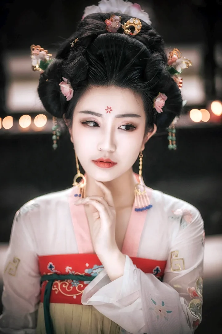 Женщина в традиционном костюме ханфу с изысканной прической