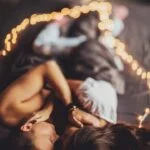 Романтическая пара в объятиях с огоньками вокруг