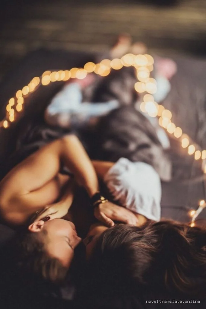 Романтическая пара в объятиях с огоньками вокруг