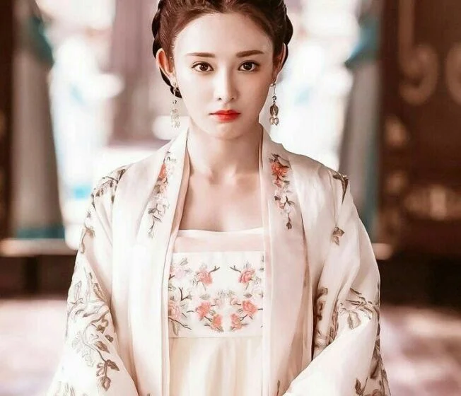 Женщина в традиционном восточном костюме на фоне интерьера