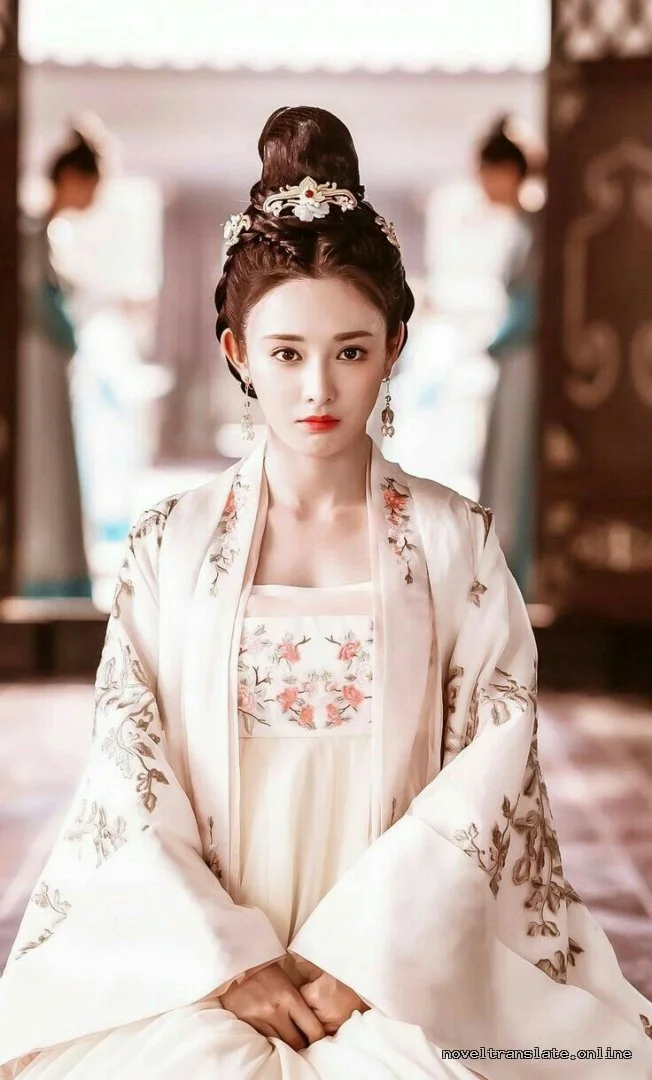 Женщина в традиционном восточном костюме на фоне интерьера