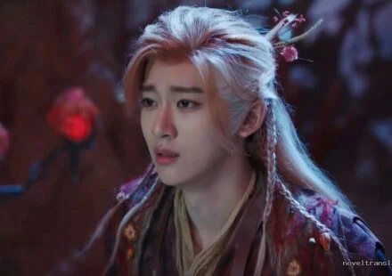 Том 2 (Совершенствование Бессмертного): Глава 48 Кадр из фэнтези-дорамы с героем в традиционной одежде