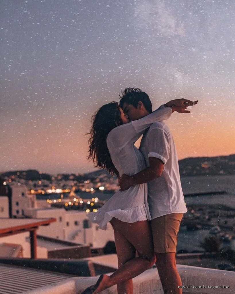 Романтический закат у моря, пара обнимается на фоне заката