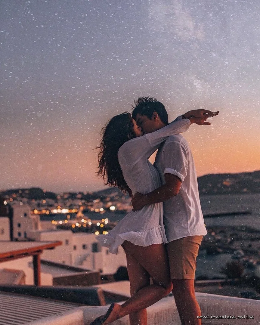 Романтический закат у моря, пара обнимается на фоне заката