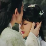 Лао Му пошел за продуктами, Чуань Цзы пошел разносить лекарства, а Сянь Тянь Эр была в комнате и училась шить одежду для Чуань Цзы. Без пациентов Сяо Лю растянулся на матрасе и заснул. Когда он проснулся, пациентов все еще не было, и он хлопнул себя по голове. Нельзя просто так прозябать, лучше найти чем заняться. Сяо Лю решил пойти в винный магазин Сюаня, чтобы выпить. Он сложил руки за спиной, напевая песенку, и подпрыгивая, подошел к Сюаню, который, увидев его, тепло позвал: «Брат Лю, что хочешь выпить?» Сяо Лю нашел укромный уголок, сел и тепло ответил: «Все, что брат Сюань решит». Сюань принес ему кувшин вина и тарелку кешью. Сяо Лю огляделся, очистил орехи и выпил вино. Затем он увидел в противоположном углу сидящего мужчину в безупречной богато украшенной одежде и соломенной шляпе, которая скрывала его лицо. Хотя его лицо было скрыто и он не носил дорогих украшений, его элегантное поведение сразу вызывало к нему уважение. Сяо Лю ломал голову, думая, когда же такая высокопоставленная личность прибыла в город Циншуй, когда красивая горничная вбежала в помещение, поклонилась мужчине и встала позади него. Это была Цзин Е, одетая как мужчина. Сяо Лю все понял и сразу опустил голову, чтобы сосредоточиться на очистке орехов кешью. На столе тоже была тарелка с орехами кешью, сначала она была нетронута, но теперь тот мужчина тоже их чистил. Но он их не ел, а аккуратно клал обратно на тарелку. Ши Ци что-то тихо сказал, и Цзин Е поклонился и отошел. Он подошел, сел рядом с Сяо Лю и поставил перед ним тарелку с очищенными орехами кешью. Хай Тан вышла поприветствовать клиентов, сидя за прилавком и считая деньги, время от времени поглядывая на Ши Ци и Сяо Лю. Благодаря Хай Тан дела в магазине пошли лучше, так как все больше мужчин приходили покупать вино. Те, у кого были деньги, сидели внутри, те, у кого их не было, держали свои чашки и сидели снаружи, все они глазели на Хай Тан. После нескольких чашек вина языки начали развязываться. В разговорах здесь можно было услышать все интересные события, произошедшие в городе Циншуй. Сяо Лю был впечатлен Сюанем, открытие этого магазина было отличной идеей! «Это ничего интересного. В городе произошло нечто еще более важное!» «Что? Расскажи!» «Сначала попробую вас, ребята. Кроме Сюань Юаня, Гао Син и Шэн Нун, какие еще есть могущественные и известные кланы в великой пустыне?» «Кто этого не знает? Ниже трех императорских семей, на вершине иерархии находятся четыре великих клана — семья Чи Шуй, семья Си Лин, семья Ту Шань и семья Гуй Фан. Помимо четырех великих кланов, в Средних равнинах находятся шесть больших семей. А ниже шести больших семей находятся различные умеренно могущественные меньшие кланы, такие как семья Цзинь Тянь на юге, семья Фан Фэн на севере...Но ни один из них не может сравниться с Четырьмя Великими Кланами». «Клан Ту Шань базируется в городе Цин Цю. С незапамятных времен и до сих пор каждое поколение занимается торговлей. Их бизнес охватывает все уголки великой пустыни. У них так много денег, что это даже не считается деньгами. Я слышал, что даже императорские семьи королевств Сюань Юань и Шэн Нун брали у клана деньги в долг. Это настоящее богатство, которое может соперничать с королевством. То, что я собираюсь сказать, касается клана Ту Шань». «И что с того? Давай, рассказывай!» «У меня есть надежная информация, что второй молодой господин клана Ту Шань находится в городе Цин Шуй!» «Что? Это не может быть правдой». «Говоря о втором молодом господине клана Ту Шань, он определенно впечатляющая личность. В этом поколении только два сына, пара братьев-близнецов, рожденных от одной матери и отца. Но я слышал, что второй господин очень способный и с детства господствует над старшим господином. Он принимает все решения в семье». «Во всей великой пустыне, будь то территории Сюань Юань или Гао Син, их бизнес распространяется. Можешь себе представить, насколько они богаты? Я слышал, что этот второй господин очень красив, талантлив во всех искусствах, от музыки до живописи и шахмат, остроумен в разговоре и всесторонний ученый. Его прозвище — молодой господин Цин Цю. Так много знатных семей хотят выдать за него своих дочерей. Матриарх семьи Ту Шань тщательно выбирала и в конце концов остановилась на дочери семьи Фан Фэн. Я слышал, что эта дочь, растущая вместе со своим отцом и братьями, способна и очень много путешествовала, красива, как цветок, и отлично стреляет из лука». «Старший сын Ту Шаня сравнительно жалок, он женился на служанке и даже не может соперничать за наследство». «Девять лет назад, когда две семьи собирались провести свадебную церемонию, даже приглашения были разосланы, прямо перед свадьбой второй сын семьи Ту Шань внезапно заболел и отменил свадьбу. Все эти годы второй лорд скрывался, лечась, а старший лорд занимался всеми делами клана». «Эта мисс Фан Фэн — очень верная девушка, когда ее семья хотела отменить помолвку, она надела свадебное платье, побежала в Цин Цю и сказала великой госпоже Ту Шань: «Родилась в доме Ту Шань, буду похоронена в могиле Ту Шань». Госпожа была так тронута, что заплакала, и все эти годы мисс Фан Фэн жила в резиденции Ту Шань, помогая госпоже по хозяйству». «Теперь, когда семья Фан Фэн узнала, что второй господин поправился, обе семьи возобновили подготовку к свадьбе и хотят, чтобы она состоялась как можно скорее». «Узнав, что второй господин Ту Шань находится здесь, в городе Цин Шуй, вероятно, он готовится взять на себя управление делами семьи». Толпа начала обсуждать предстоящую борьбу за наследство между старшим господином и вторым господином, пытаясь угадать, кто выйдет победителем. Сяо Лю раскладывал орехи кешью на тарелке, сначала в форме цветка, а затем в форме полумесяца. Человек рядом с ним сидел, как струна, его рука крепко сжимала орех кешью, пока тот не превратился в порошок. Сяо Лю выпил свое вино и поддразнил: «Эй, как тебя зовут? Когда я увижу тебя позже, я не смогу делать вид, что не знаю тебя, но я не могу больше называть тебя Ши Ци! Даже если тебе это не мешает, твоя жена, скорее всего, застрелит меня стрелой». Через несколько мгновений Ши Ци с трудом ответил: «Ту Шань Цзин». «Ту Шань... как это пишется?» Цзин налил немного вина и написал свое имя для Сяо Лю, который засмеялся и спросил: «А как зовут твою будущую жену?» Рука Цзин замерла над столом. Сяо Лю улыбнулся: «Шесть лет, я позволил тебе остаться на шесть лет. Дай мне шесть лет без аренды, и тогда мы не будем ничего должны друг другу!» Сяо Лю встал, чтобы уйти, но Цзин схватил его за руку. Сяо Лю несколько раз дернулся, но Цзин не отпускал его. Сяо Лю впервые понял, что обычно мягкий Цзин на самом деле довольно силен и его хватило, чтобы удержать его. Сюань подошел со смехом: «Брат Лю уходит?» Сяо Лю улыбнулся: «Да, у тебя есть твой большой бизнес, у меня есть моя маленькая медицинская клиника. Если я не уйду, то останусь навсегда? Я не могу помочь тебе в том, чем ты занимаешься». Цзин отпустил его, и Сяо Лю отряхнул его руку, передал деньги Сюань и вышел из магазина, напевая песенку. Появление второго лорда семьи Ту Шань сделало город Цин Шуй еще более оживленным, так как люди боролись за возможности и продвижение. Все обсуждали его. Даже мясник Гао сетовал Лао Му, что все магазины на улице принадлежат семье Ту Шань. Чуань Цзы и Тянь Эр не придавали этому значения, так как эти люди были для них как звезды, недосягаемые для них. Лао Му задавался вопросами, но один взгляд на спокойное лицо Сяо Лю успокоил его. Не может быть, это не может быть Ши Ци! Сяо Лю отказался больше ходить на берег реки. Он запер двери во двор и лежал на подстилке, считая звезды. «Три тысячи триста двадцать семь...» Белый снежок упал с неба, и Сяо Лю был так удивлен и счастлив, но он тихо сдержал улыбку и закрыл глаза. Сян Лю смотрел на него сверху: «Хватит притворяться, что спишь». Сяо Лю прижал руки к ушам: «Я сплю, я ничего не слышу». Сяо Лю махнул рукой, и сильный ветер сдул все с подстилки. Он сел и уставился на Сяо Лю. Сяо Лю почувствовал, как два ножа скользят по его лицу. Он терпел, терпел, терпел, пока наконец не смог больше терпеть... Он открыл глаза: «Мой господин, разве вы не заняты в горах? Что вы делаете здесь, в моем маленьком дворе?» «Человек рядом с тобой, он из клана Ту Шань?» «Кто? Ма Цзы? Чаун Цзы?» Сяо Лю открыл глаза и искренне спросил. «Я хотел быть с тобой поласковее, но ты всегда заставляешь меня хотеть укусить тебя и свернуть тебе шею». Сян Лю обхватил обеими руками голову Сяо Лю и медленно наклонил голову. При свете луны его два зуба превратились в клыки, острые, как у любого зверя. Сяо Лю сказал: «Ты действительно все больше и больше не заботишься о своем имидже. В прошлый раз это были демонические глаза, в этот раз — клыки зверя. Я знаю, что ты демоническое чудовище, но знать — это не то же самое, что видеть своими глазами. Ты должен понимать нас, людей: будь то боги или люди, нам нравится внешний облик, и нам неважно, что внутри. Даже когда мы едим, нам важно, как это выглядит и пахнет. Жены, которых мы берем, должны быть красивыми. Не так, как вы, демоны, выбираете самых пухлых и толстых...». Клыки Сян Лю отступили, и он погладил Сяо Лю по щеке: «В последнее время ты одинок?» Сяо Лю вздохнул: «Слишком умные люди обречены на раннюю смерть. Но ты не человек, ты демон...поэтому ты умрешь еще быстрее!» Сян Лю схватил Сяо Лю за шею и прижал к себе: «Тот человек, которого ты всегда прячешь, когда я появляюсь, — это второй сын клана Ту Шань?» Сяо Лю подумал и понял, что тот не поверит ему, если он скажет «нет»: «Да». «Хорошо». Сян Лю отпустил его. Сяо Лю увидел его улыбку, и у него по коже побежали мурашки. «Я с ним не близко знаком, если тебе что-то нужно, иди к нему сам». «Я с ним еще меньше знаком. Я знаком с тобой». Сяо Лю рассмеялся: «Шутки демонов совсем не смешные!» Сян Лю сказал: «В последнее время было очень жарко, и в горах распространяется болезнь, поэтому срочно нужны лекарства. Пусть Ту Шань Цзин достанет для нас лекарства». Сяо Лю сел: «Почему? Кем ты себя возомнил?» Сян Лю улыбнулся Сяо Лю: «Я тот, кто может съесть тебя». «Лучше съешь меня, чем иди к нему». Сян Лю громко предположил: «Хочешь знать, какой старший сын клана Ту Шань? Девять лет назад он исчез прямо перед своей свадьбой. Если я свяжусь со старшим сыном и попрошу его о лекарствах, а он попросит меня убить человека, каковы шансы, что молодой господин Цин Цю останется в живых?» Сяо Лю пробормотал сквозь зубы: «Неудивительно, что твое имя занимает первое место в списке самых разыскиваемых преступников. Я действительно хочу обменять твою голову на вознаграждение». Сян Лю громко рассмеялся, внезапно подошел к Сяо Лю и медленно сказал: «У меня девять голов, не забудь хорошо заточить нож». Сяо Лю гневно посмотрел на него, они стояли так близко, что их дыхание смешивалось. Через мгновение Сяо Лю сказал: «Если он помог тебе, что хорошего это ему принесет?» Сян Лю медленно отошел от Сяо Лю: «Когда в горах не слишком много дел, я иногда работаю наемным убийцей, и довольно известным. Если бы старший сын Ту Шана попросил меня убить его, я бы отказался. Если бы он хотел, чтобы я убил старшего сына Ту Шана, я бы принял эту работу». «Он только что вернулся домой, возможно, он не сможет использовать деньги и рабочую силу семьи». «Ты его недооцениваешь! Просто паллета лекарств — для него это ничто. Клан Ту Шань занимается любым видом бизнеса. В то время он продавал гораздо более опасные вещи армии Шэн Нун». Сяо Лю спросил: «Почему на этот раз ты не купишь их напрямую у клана Ту Шань?» Сян Лю холодно ответил: «Нет денег!» Сяо Лю хотел рассмеяться, но не осмелился, чтобы не разозлить его. Он поднял голову, чтобы посмотреть на звезды: «Ты демон, стоит ли помогать совершенно постороннему Шэн Нонгу?» Сян Лю рассмеялся: «Ты можешь тратить свое время на заботу о кучке неудачников. Почему я не могу тратить свое время на бессмысленные вещи?» Сяо Лю улыбнулся: «Ты прав. В этой долгой жизни нужно найти себе занятие. Ладно, пойдем к нему». Сяо Лю встал и вышел за дверь, но Сян Лю поймал его: «Он у берега реки». Сяо Лю пошел к берегу реки, а Сян Лю следовал за ним. Цзин услышал звук и обернулся с радостным выражением лица, но сразу же увидел за Сяо Лю белую фигуру, гордую и дикую, совершенно нетронутую миром. Сян Лю подошел к краю реки и посмотрел вдаль. Сяо Лю подошел к Цзину и почувствовал себя немного неловко. Он кашлянул и спросил: «Как у тебя дела в последнее время?» «Хорошо». «А Цзин Йе в порядке?» «Да». «Лан...» Сянь Лю бросил холодный взгляд, и Сяо Лю поспешно спросил: «У меня к тебе просьба». Цзин ответил: «Да». «Мне нужна партия лекарств». Сян Лю бросил трубку, Сяо Лю поймал ее и передал Цзину: «Внутри есть подробности». «Да. «Когда лекарство прибудет в город Циншуй, свяжись со мной, и Сян Лю пойдет и заберет его». «Да». Это дело было решено так просто? Так легко? Сяо Лю добавил: «У меня нет денег, чтобы заплатить тебе, ты же знаешь?» Цзин опустил глаза: «Ты. Не нужно платить». Сяо Лю не знал, что еще сказать, поэтому посмотрел на Сян Лю. Тот кивнул, и Сяо Лю сказал Цзин: «Тогда... спасибо. Я... я закончил». Цзин начал уходить, и когда он прошел мимо Сяо Лю, его тихий голос разнесся по ветру: «С этого момента не говори «спасибо». Сяо Лю молча постоял немного, а потом сказал Сян Лю: «Я пойду спать. Ты уходи сам!» Сян Лю схватил его за воротник и потянул назад: «Пока я не добуду лекарство, ты будешь со мной». Фурболл приземлился, и Сяо Лю прыгнул на спину кондора и засмеялся, как будто ему было все равно: «Ладно. Недавно я приготовил новое яд и могу его опробовать». Фурболл унес их в глубокие горы. Сяо Лю закрыл глаза и напомнил Сян Лю: «Подумай об этом еще раз. Я боюсь боли, не лоялен, легко сдаюсь. Если армия Сюань Юань поймает меня в будущем, я расскажу им все при малейшем намеке на пытки». Сян Лю ничего не ответил. Сяо Лю схватил Фурболла за шею и заснул. Когда он погрузился в сон, он почувствовал, как Фурболл спускается. Сян Лю схватил его с кондора. «Открой глаза». «Нет!» Сян Лю схватил руку Сяо Лю, все еще крепко закрыв глаза. «Я не дам тебе повода убить меня в будущем!» Рука Сян Лю замерла, и Сяо Лю хитро улыбнулся. Сян Лю двигался так быстро, что Сяо Лю мог только цепляться за его руку, пока его тащили за собой, спотыкаясь, в военную базу. Сян Лю сказал: «Мы на базе. Здесь одни дома, так что, если не порыться, то не сможешь найти это место». Сян Лю вошел в деревянную лачугу, а Сяо Лю последовал за ним. Лачуга была обшарпанной, с узким матрасом, несколькими кожаными ковриками на полу и деревянным сундуком в конце матраса для одежды. На коврике стоял стол с чайным сервизом и письменными принадлежностями. Он был одним из лидеров повстанческой армии, но жил в таких убогих условиях. Сяо Лю тихо вздохнул, не имея ни малейшего представления о том, что девятиглавый демон надеялся получить от всего этого. На улице было темно, и Сян Лю, естественно, спал на подстилке, а Сяо Лю укутался в одеяло и свернулся калачиком на коврике, чтобы поспать. Утром Сян Лю ушел, и Сяо Лю забрался на подстилку и продолжил спать. Снаружи доносились звуки организованных песнопений и криков, сначала это было интересно, но через некоторое время Сяо Лю захотел оглохнуть. День за днем, год за годом эти повторяющиеся армейские учения были скучными, но необходимыми, чтобы поддерживать боеготовность и высокий боевой дух. Но стоила ли их решимость таких усилий? Солдаты хотели защищать свою родину, защищать свой народ, но теперь они прятались в горах, не имея ни родины, ни народа, который нужно было защищать. Сяо Лю вдруг почувствовал большое уважение к Сян Лю. Демоны по своей природе были дикими и неукротимыми, отказывались следовать правилам и подчиняться власти и определенно не стремились к статусу. Но Сян Лю сдерживал свою бунтарскую натуру, чтобы жить обычной повседневной жизнью, занимаясь тем, что, возможно, он совершенно презирал. Когда Сян Лю закончил тренировку солдат, он вернулся в хижину. Сяо Лю сидел за столом и занимался своими делами. В чайнице было что-то странное, но Сяо Лю просто бормотал что-то о жизни и бросил это в чайник, чтобы заварить что-то, похожее на чай. Сян Лю сел на коврик и прислонился к подстилке, как будто ждал, чтобы посмеяться над Сяо Лю. К его удивлению, Сяо Лю сделал один глоток, на мгновение поморщился, а затем продолжил и допил всю чашку чая. Сяо Лю сказал: «Теперь я верю, что тебя заставляли есть много странных и отвратительных вещей». Сяо Лю улыбнулся: «Я никогда не вру. Просто люблю болтать всякую ерунду». Сяо Лю добавил : «Когда я допил чай, я бросил в банку шарик с ароматом, который используется для отпугивания насекомых. Я слышал, что это какашки какого-то странного зверя». Лицо Сяо Лю изменилось, но он заставил себя оставаться спокойным. Сян Лю тихонько засмеялся, и это был искренний смех. Сяо Лю посмотрел, как его холодные красивые глаза словно таяли, как весенняя вода, и Сяо Лю захотел застыть в этом моменте. Солдат доложил снаружи: «Генерал Сян Лю, еще два солдата погибли». Сян Лю перестал смеяться, сразу встал и вышел. Сяо Лю помедлил и подошел к двери. На погребальном костре лежали два тела. Сян Лю подошел к месту, где стояли сотни солдат. Он налил три чашки вина, а затем зажег погребальный костер. В пламени огня лица мужчин отражали их привычность к смерти, но в печальных звуках песни, которую они пели, чувствовалась их глубокая скорбь. Их пение не было слаженным, оно то затихало, то возобновлялось, как будто они размышляли о своей цели и о том, что все это значит в долгосрочной перспективе. Действительно, Желтый император силой захватил земли Шэннуна. Но королевства Шэннун больше не было, и люди, жившие там, хотели только мирной жизни. Им было все равно, кто является императором, и они даже начали тепло отзываться об умственных способностях и щедрости Желтого императора. Люди не заботились об оставшихся солдатах Шэннуна, которые отказывались сдаваться. Тысячи лет спустя их решимость не будет запомнена. Только сдавшись и поклонившись, они могли бы получить милую жену, симпатичного ребенка, может быть, даже богатство, подаренное императором. Но они все равно продолжали держаться за свои убеждения, за то, что большинству людей было уже все равно, рискуя за это своей жизнью. Колеса истории уже вращались, но они упорно оставались на месте, протягивая руки, пытаясь повернуть колеса в обратную сторону. Но они были людьми, которых время забыло, они шли против течения и были обречены на уничтожение. Сяо Лю знал, что они глупы, и жалел их, но он также не мог не испытывать к ним уважение. В этот момент Сяо Лю вдруг понял, почему его последний насмешливый вопрос к Сян Лю о том, почему он работает на Гун Гун, занимаясь бессмысленными делами, предложив ему предать Гун Гун и перейти на сторону Желтого императора, этот вопрос вызвал у Сян Лю темную ярость. В этом мире была решимость, которую можно было уничтожить, можно было истребить, но которую нельзя было высмеять! Сян Лю медленно ушел, а за ним тянулась печальная песня. Сяо Лю прислонился к двери и смотрел, как он идет в кроваво-красном закате, его белые волосы и белая одежда по-прежнему чистые и нетронутые. Сян Лю остановился перед Сяо Лю, его холодный взгляд содержал некоторое презрение, но было неясно, было ли оно направлено на мир или на него самого. Сяо Лю внезапно поклонился: «Я хотел извиниться за то, что сказал в прошлый раз». Сян Лю был бесстрастен, когда вошел в дом: «Если лекарство придет раньше, они смогут прожить немного дольше. Они воины, и если им суждено умереть, то это должно быть перед армией Желтого императора». Сяо Лю молча сел в углу и искренне начал молиться, чтобы Цзин поспешил с лекарством. Через два дня Сян Лю отвез Сяо Лю обратно в город Циншуй. Цзин стоял у реки и смотрел, как Сян Лю и Сяо Лю прибыли вместе на спине белого кондора. Сяо Лю спрыгнул с кондора и с тревогой спросил: «Лекарство здесь? Где?» Цзин посмотрел на Сян Лю: «Лекарство, которое нужно генералу, готово. Оно в подвале четвертого дома на улице Донг Лю. Генерал может послать кого-нибудь, чтобы его забрали». Сян Лю кивнул, и кондор взлетел в небо. Сяо Лю не хотел смотреть на Цзина, поэтому поднял голову, чтобы посмотреть на Сян Лю. Он смотрел на него, пока тот не исчез в облаках. После ухода Сян Лю Сяо Лю все еще не знал, что сказать Цзин, поэтому продолжал смотреть в небо с тоской. Когда у него заболела шея, Сяо Лю наконец опустил взгляд и с улыбкой повернулся к Цзин. Он все еще был одет в ту старую мешковину, что и раньше. Сяо Лю дважды кашлянул: «Трудно было достать лекарство?» Цзин покачал головой. Сяо Лю спросил: «Когда ты уезжаешь из города Циншуй?» «Не уезжаю». Его взгляд на Сяо Лю был полон нежности. Сяо Лю улыбнулся, наклонив голову. «Значит, твоя невеста приедет сюда?» Цзин опустил голову и крепко сжал губы. Сяо Лю сказал: «Я ухожу» и быстро прошел мимо него через травяной сад, не обращая внимания на то, сколько растений было раздавлено под ногами. Сяо Лю глубоко вздохнул, открыл дверь и крикнул: «Я, Вэнь Сяо Лю, вернулся!» Посреди ночи, когда Сяо Лю крепко спал, он вдруг проснулся в испуге. Сяо Лю стоял рядом с его постелью, все в белом, с белыми волосами и белой одеждой, но его волосы были слегка растрепаны, а белая одежда слегка испачкана. «Ты снова ранен?» Сяо Лю вздохнул, сел и поправил воротник. Сян Лю не стал церемониться, притянул Сяо Лю к себе и укусил, чтобы выпить его кровь. Сяо Лю засмеялся: «Тебе повезло, что у тебя есть такой чудодейственный аптечный ящик, как я. Но твой...» Сяо Лю вдруг понял: «Ты достал лекарство? Кто-то напал на тебя?» Сяо Лю поднял голову: «Нет, кто-то из клана Ту Шань проболтался, где спрятаны лекарства». «Это не может быть Ту Шань Цзин». «Я знаю, что это не он». «Тогда кто?» «Откуда мне знать? Спроси его самого!» «Ты знаешь, кто украл лекарство?» «Нет». «Как это ты ничего не знаешь?» «Это та же группа, которая ранила меня в прошлый раз. Они приезжают очень быстро, уезжают очень быстро, я боюсь, что в горах есть предатель, но пока не нашел никаких доказательств». Сяо Лю ударил себя по голове и хотел вздохнуть: «Почему так много людей!» Сян Лю был слишком умен и сразу спросил: «Ты знаешь, кто это?» Сяо Лю слабо улыбнулся: «Дай мне сначала подумать». Сян Лю обхватил его горло руками: «Это касается жизни тысяч солдат, это не одна из твоих игр, чтобы избавиться от одиночества!» Сяо Лю подумал и решил: «Это Сюань, который держит винный магазин». Сян Лю отпустил его и уже собирался уходить, когда Сяо Лю крепко схватил его: «Ты не можешь его схватить, у него много подчиненных. К тому же он, наверное, имеет тесные связи с кланом Ту Шань. Если это станет достоянием гласности, клан Ту Шань встанет на его сторону». Сян Лю оттолкнул его руку, и Сяо Лю добавил: «У меня есть способ избежать кровопролития и вернуть лекарство». Сяо Лю остановился и обернулся. Сяо Лю спрыгнул с поддона и натянул халат: «У Сюаня есть младшая сестра-кузина по имени Аньнянь. Сюань очень умный и очень заботится о своей младшей сестре. Сюаня трудно перехитрить, но Аньнянь легко поймать. Используем Аньнянь, чтобы обменять ее на лекарство. Когда мы вернем лекарство, Сюань получит свою сестру обратно. Никому не придется сражаться». Сян Лю подумал: «Хорошо». Они вышли, и Сяо Лю сказал: «Ты отвлеки Сюаня, а я пойму Аньнянь». «У меня не так много людей, я могу дать тебе только четверых». «Ты же не можешь отдать мне всех своих людей? Ты ранен, так что оставь двоих. С Сюанем нелегко справиться». Сян Лю проигнорировал его и вскочил на Фурболла. Появились четыре человека в масках на крылатых транспортных средствах, и Сян Лю приказал им: «Пока я не вернусь, слушайтесь его приказы». «Да!» Четверо выстроились в линию, и один из них спустился, чтобы забрать Сяо Лю, после чего все они взлетели в облака. Сян Лю улетел на Фурболле, а Сяо Лю крикнул: «Девятиглавый демон, не умирай!» Непонятно, услышал ли Сян Лю эти слова, но вскоре он исчез из виду. Сяо Лю посмотрел на четверых парней в масках, но все они смотрели на него решительными глазами. «Ты знаком с этой местностью?» «Очень хорошо». Сяо Лю жестом показал, что придумал план. «Понятно?» «Понятно!» «Хорошо, тогда увидимся через некоторое время». Сяо Лю подошел к заднему входу в винный магазин и громко постучал: «Брат Сюань, брат Сюань...», прекрасно зная, что его там нет, но желая разбудить людей внутри. Хай Тан вышла: «Среди ночи, что тебе нужно?» Сяо Лю грубо фыркнул: «Уйди в сторону, я ищу брата Сюаня, а не тебя».» Хай Тан была в ярости, но, будучи служанкой, она не могла ничего сказать, а Ань Нянь могла, и она вышла: «Ничтожество! Если не уберешься, я тебе урок преподам!» «Хочешь мне урок преподать? А я тебе урок преподам! Если бы не брат Сюань, я бы тебя уже десять раз пощечину дала. Ты глупая сука, уродливая девка, рожденная с глазами, как у мертвой рыбы». Аньнянь никогда в жизни не была так оскорблена и дрожала от ярости: «Хай Тан, убей его. Убей его, и если Сюань гэгэ разозлится, я возьму всю вину на себя». «Да!» Хай Тан сразу же бросился в бой, и Сяо Лю развернулся и побежал: «Я уважаю брата Сюаня. Если осмелишься, выходи на улицу. Ань Нянь, если у тебя есть мужество, не проси свою служанку делать за тебя грязную работу». «Это абсурд!» Ань Нянь побежала за Сяо Лю: «Я сама это сделаю!» Сяо Лю сыпал оскорблениями, а Ань Нянь гналась за ним. Сяо Лю перечислял все грязные оскорбления, которые слышал на рынке, а Ань Нянь была так зла, что готова была сойти с ума. Она даже не заметила, что Хай Тан за ее спиной уже потеряла сознание, а человек в маске унес ее. Сяо Лю заманил Аньнянь в пустынное место, но когда Аньнянь поняла, что что-то не так, и позвала Хай Тан, никто не ответил. Она, по крайней мере, была смелой и не испугалась, только махала руками и наносила удары водными лезвиями по Сяо Лю. Один человек в маске заблокировал их для Сяо Лю. Трое против одного — это была легкая победа! Аньнянь была надежно связана и помещена на крылатое средство передвижения. Ань Нянь ругала их всю дорогу до встречи с Сяо Лю. Прибыв в горы, Хай Тан лежала на земле, а четверо мужчин в масках расставились по сторонам, чтобы следить за обстановкой. Сяо Лю поднял Ань Нянь, которая начала ругаться: «Отпусти меня, отпусти, иначе я отрежу тебе руки!» Сяо Лю бросил Аньнянь, и она с плюхом приземлилась на землю. Аньнянь закричала: «Как ты смеешь меня бросать!» Сяо Лю ответил: «Ты сама сказала, чтобы я тебя отпустил». Аньнянь закричала: «Кто тебе сказал меня нести?» «Потому что ты была связана, если я тебя не понесу, то что, бросить тебя?» Аньнянь была так в ярости, что не могла говорить. Сяо Лю с улыбкой опустился на колени: «Такая высокородная дама, как ты, наверное, никогда раньше не была связана. Какие ощущения?» Аньнянь действительно не испугалась и посмотрела на Сяо Лю, как на приговоренного к смерти: «Ты просто копаешь себе могилу». Сяо Лю все больше и больше восхищался родителями Аньнянь: «Девочка, посмотри вокруг, это ты связана». Ах Нян холодно рассмеялась: «Мой старший брат-кузен скоро найдет меня. Он будет очень, очень зол. Ты умрешь очень, очень мучительной смертью!» Сяо Лю сложил руки под подбородком и посмотрел на редкий вид, которым является Ах Нян: «Ты так веришь в своего кузена?» «Конечно. Папа... отец никогда никого не хвалит, но его он хвалил». «Твои родители очень тебя любят?» «Конечно, мои родители меня любят!» «Все вокруг тебя хорошо к тебе относятся?» «Конечно, как кто-то может ко мне плохо относиться?» Сяо Лю наконец понял, что делает Аньнянь редким видом. В ее мире все вращалось вокруг нее. Она просила, и ей давали. В мире Аньнянь не было трудностей, не было тьмы. Вспомнив, как Сюань относился к Аньнянь, Сяо Лю вдруг почувствовал зависть к Аньнянь. Возможно, она была очень избалованной, но если спросить любую девушку, то каждая из них хотела бы, чтобы ее баловали до такой степени, что она стала бы бестолковой, самоувлеченной и дерзкой. Сколько любви потребовалось, сколько людей, чтобы создать для Аньнянь мир, наполненный только радугой, цветами и счастьем, чтобы она стала такой личностью. Если бы человек мог иметь все, что хочет, кто бы выбрал страдания? Кто хотел бы испытать боль этого мира? Кто хотел бы увидеть истинную тьму в душах людей? Сяо Лю села на землю и тихо спросила: «Ань Нянь, какие твои родители?» Аньнянь сердито посмотрела на Сяо Лю и не хотела отвечать, но не смогла сдержать свою гордость: «Мой отец — самый красивый и самый влиятельный человек в мире». Сяо Лю подразнил её: «А твой двоюродный брат?» «Мой двоюродный брат тоже». «Оба? А кто лучше?» «Ты идиот! Мой отец — это прошлое, а мой двоюродный брат — будущее!» «Что твой папа обычно делает с тобой?» У Сяо Лю не было папы, поэтому ему было интересно, что папы делают со своими дочерьми. Прежде чем Ань Нянь успела ответить, вернулся Сян Лю. Сян Лю был в белой маске и спустился с неба с его безупречно белыми волосами и белой мантией, как неземной снежинка из другого мира. Мужчины подошли, чтобы отчитаться, а затем ушли с Хай Тан после получения приказа. Аньнянь с любопытством уставилась на Сян Лю и была настолько заворожена, что забыла о своем гневе. Сяо Лю усмехнулся: «Хочешь узнать, кто скрывается под этой маской? Он не уступает твоему двоюродному брату!» Аньнянь покраснела: «Хм, кому это интересно!» Она сразу закрыла глаза, чтобы показать, что не собирается смотреть на таких жалких ничтожеств и разговаривать с ними. Сян Лю сел рядом с деревом, закрыв глаза, чтобы восстановить силы. Сяо Лю подошла: «Ты в порядке?» «Да». «Хочешь, чтобы я тебя вылечила?» «Ты же знаешь, как это бывает, когда я лечусь, придется подождать, пока все не закончится». «Когда Сюань даст лекарство твоим людям, я отведу Аньнянь, а ты иди найди место, где можно вылечиться». Сян Лю открыл глаза: «Ты знаешь, кто такой Сюань на самом деле?» Сяо Лю покачал головой: «Его земная аура слишком сильная, он не похож на потомка знатной или влиятельной семьи. Но у него много связей, а это значит, что у него много денег, а это сложно, если ты не из влиятельной семьи». Сян Лю улыбнулся: «У меня есть догадка». «Кто он?» «Мне нужно сначала немного больше доказательств». «О...» «Если это тот человек, кем я его считаю, то у тебя большие неприятности». «Почему?» «Этот человек очень заботится о тех, кто ему близок. Он ненавидит всех, кто причиняет вред его семье. Ты похитил его сестру, а это для него самое страшное преступление. Он, без сомнения, убьет тебя. На этот раз это моя вина, пока я не уничтожу его, ты можешь оставаться рядом со мной». «Нет!» «Ты мне не веришь?» «Верю! Даже большой демон думает, что я в опасности, так что это точно опасно. Но ты думаешь, я из тех, кто будет прятаться за спиной другого, пока проблема не пройдет?» Сян Лю широко улыбнулся: «Ладно! Но...» Он слегка сжал шею Сяо Лю: «Только не умри!» Проекция Фурболла прилетела и защебетала Сян Лю, который несколько раз погладил ее по голове. «Лекарство получено, люди в безопасности». Сяо Лю встал и потянулся. «Я заберу ее. С этим прощанием реки становятся длинными, а горы — широкими. Если будет следующий раз, а если не будет, то не скучай по мне». Сян Лю улыбнулся: «Я скучаю по твоей крови, а не по тебе». Сяо Лю громко рассмеялся, поднял Ань Нянь и потащил её прочь, несмотря на её ругань. Пока Сяо Лю шёл, он думал, как поступить с Сюанем. Он проанализировал каждую мелочь, связанную с Сюанем, и понял, что не может понять этого человека. Этот человек носил полную и абсолютную маску. Люди, которые носят маски, выглядят как маски. Но его маска казалась частью его самого, совершенно естественной и непринужденной. Лао Му, Чуань Цзы, Ма Цзы, Мясник Гао — все они любят его, потому что с ним легко общаться. Тянь Эр и Чун Тао любят его, потому что он красив и забавный. Сяо Лю подумал об этом и понял, что ему тоже нравится Сюань за его ум и умение хорошо справляться с делами. Но на самом деле, настоящий характер Сюаня, что ему нравится, как он поступает... Сяо Лю не мог этого понять. Все, что он знает, это то, что слабость Сюаня — защита близких ему людей. Независимо от того, что сделал его двоюродный брат, он просил других простить его и даже был готов извиниться, чтобы его двоюродная сестра не должна была извиняться. Сяо Лю вдруг задалась вопросом: как может быть такой парень в этом мире? Что он пережил, что его характер стал таким странным? Сяо Лю сказала Аньнянь: «Я начинаю немного бояться твоего кузена». Аньнянь дерзко ответила: «Сейчас уже поздно это выяснять!» Сяо Лю посмотрела на А Няна с улыбкой, и по ее телу пробежал дрожь: «Чего... чего ты хочешь?» Сяо Лю поставила А Няна на землю, засунула ей в рот три таблетки и пакетик с порошком и зажала ей рот, пока та не проглотила. «Ты... ты... что ты заставила меня съесть?» «Яд. У тебя есть амулет, защищающий от яда, но я не верю, что у тебя есть такой амулет в животе». Сяо Лю снял с Ань Нянь заколку, насыпал на нее немного порошка и дважды уколол ей запястье. Ань Нянь заплакала, потому что никогда в жизни с ней так не обращались, как сегодня. Сяо Лю добавил: «И я не верю, что твоя кровь может защитить от яда». Сяо Лю еще немного подумал, нанес еще порошка на заколку и прикоснулся рукой к спине Ань Нянь: «Для подстраховки давай добавим еще яд. Твоя духовная сила — это навык льда, верно? Я должен найти нужный акупунктурный пункт». Рука Сяо Лю прошла слева направо по всей спине Аньнянь до талии. Она была еще молодой девушкой и никогда раньше не прикасалась к мужчине. Это был первый раз в ее жизни, когда она испугалась, и она закричала: «Я убью тебя! Я убью тебя!» Сяо Лю осталась невозмутимой, нашла нужное место на ее спине и уколола ее. Это не было больно, но Аньнян почувствовала себя как будто умирает. Если бы она могла, она бы отрезала руку Сяо Люи отрезала себе кожу на спине. Сяо Лю вставил заколку обратно в волосы Ах Нян и поправил ее одежду: «Давай, твой двоюродный брат хочет моей смерти, я утащу тебя с собой». Ах Нян рыдала и отказывалась двигаться. Сяо Лю наклонился к ней: «Хочешь, я найду тебе болевую точку на груди?» Аньнянь громко зарыдала, но начала двигаться за Сяо Лю. Сяо Лю слушал ее громкие рыдания и думал, не был ли он на этот раз слишком жесток, заставив молодую девушку так плакать. Не успел он прийти к выводу, как подошла группа людей во главе с Сюанем. «Геге...» Аньнянь бросилась в объятия Сюаня и начала рыдать. Сяо Лю был окружен людьми в масках, но Сюань не обратил на него внимания и только ласково погладил Аньнянь по спине и утешил ее. Аньнянь плакала так сильно, что не могла говорить, и ее лицо было все красное. Через некоторое время ее рыдания утихли, и она смогла ответить на вопросы Сюаня. Когда она рассказала ему о том, что её отравили и где Сяо Лю уколол её, Аньнянь снова заплакала и отказалась отвечать на его вопросы. Даже если она не отвечала, её слёзы говорили достаточно. Острые глаза Сюаня скользнули по Сяо Лю, который смахнул мурашки с рук и пытался сохранять спокойную улыбку. Сюань увёл Аньнянь, а Сяо Лю был сбит с ног и тоже уведён. Когда Сяо Лю очнулся, он оказался в закрытой комнате, где не было никакого света, кроме двух масляных ламп на стене. Двое мужчин в масках вошли и объяснили, что им приказано оставить его в живых, но все остальное в порядке. Они решили, что его руки должны быть обездвижены, чтобы он не мог отравлять других. Они достали инструмент для пыток, который представлял собой прямоугольную каменную коробку, похожую на маленький гроб, но с отверстием наверху. Мужчины смазали маслом руку Сяо Лю и положили ее в ящик. Внутри ящика была грязь, и как только запах масла дошел до маленьких жучков, они начали ползти к его пальцам. Мужчины засунули ему в рот тряпку и завязали ее. «В ящике находятся насекомые, питающиеся плотью. Масло наносят на мертвые тела перед погребением. Это даст им сигнал, что твои руки — мертвая плоть, которую нужно съесть. Они будут медленно пробираться к твоим пальцам, и ты будешь чувствовать, как они пожирают твою плоть. Пальцы связаны с сердцем, и боль настолько сильна, что люди пытаются отгрызть себе руки, чтобы прекратить страдания. Поэтому мы и должны заткнуть тебе рот. Через пять дней, когда коробку откроют, ты увидишь две пары костей пальцев, чистых, как белый фарфор. Мы выключаем весь свет, чтобы в темноте ты сильнее чувствовал боль. В прошлый раз, когда мы так делали, человек сошел с ума. Надеемся, ты не сойдешь с ума». Прежде чем свет полностью исчез, Сяо Лю широко открыл глаза. Он знал, что эти люди правы: единственный способ не сойти с ума — это не засыпать. Сяо Лю чувствовал боль в кончиках пальцев, как будто насекомое проникало в его тело и грызло его сердце. Сяо Лю начал говорить сам с собой, произнося вслух все, что вспоминал. В мучительной темноте образы казались странно четкими. Над головой цвели огненно-красные цветы феникса, а на дереве феникса висела качель. Она любила качаться на качели, но ее старший брат-кузен любил тренироваться. Она любила дразнить его: «Геге, геге, посмотри, как высоко я качаюсь...» Он никогда не обращал на нее внимания, но если она случайно падала, он всегда успевал ее поймать. В зеленом лесу она любила играть в прятки. Увидев, что Геге идет ее искать, она прыгала ему на спину, когда он не смотрел, и смеялась. Она отказывалась спускаться, чтобы он отнес ее домой на спине. Когда мама видела их, она вздыхала и качала головой. Но бабушка указывала, что мама была такой же, когда была ребенком. Она играла с Геге в перетягивание каната, и проигравший должен был почесать нос. Когда она выигрывала, она чесала очень сильно, но когда проигрывала, она мягко просила: «Геге, Геге, не так сильно!» Геге поднимал руку и опускал ее сильно, но в тот момент, когда его рука касалась ее, она была мягкой, как шепот. Дядя в красной одежде дал ей отрезанный белый лисий хвост, чтобы она могла играть. Ей это очень понравилось, как и Геге, но она позволяла ему играть с ним только недолго. Но каждый раз, когда нужно было что-то обменять, Геге приходилось красть для нее закуски. Однажды она съела слишком много и у нее разболелся живот, и мама сердито отругала ее. Но она почувствовала себя обиженной и сказала Геге: «Научись готовить эти сладости, чтобы я могла есть их сколько угодно, и мама с бабушкой не могли бы ничего сказать!» Геге согласился и действительно научился готовить сладости, но отказался готовить их для неё. Он только сказал: «Когда ты вырастешь и у тебя не будет болеть живот, когда ты их ешь, тогда я буду готовить их для тебя». Здоровье бабушки ухудшилось, и мама всегда была рядом с ней и не могла заботиться о ней и Геге. Люди говорили, что дядя и тётя умерли, и что бабушка скоро умрёт. Она была так напугана, что ночью тайком забралась в кровать к Геге и тихо спросила: «Что такое смерть?» Геге ответил: «Смерть — это когда ты больше никогда не сможешь увидеть кого-то». «И больше не сможешь поговорить с этим человеком?» «Нет». «Как ты больше не сможешь увидеть своих маму и папу?» «Да». «Бабушка умрет?» Геге крепко обнял ее, и его слезы упали ей на лицо. Она тоже крепко обняла его: «Я никогда не умру и всегда буду с тобой разговаривать». Все говорили, что Геге был очень сильным внутри, даже дедушка думал, что Геге никогда не плакал. Но она знала, что Геге плакал, только никогда не говорила об этом маме. Она часто ночью забиралась в кровать Геге, чтобы составить ему компанию. Даже если на следующий день ее ругали, что она уже слишком большая и должна научиться спать одна. Она не могла беспокоить Геге и мешать ему отдыхать. Она ничего не говорила и принимала ругань, но каждую ночь тайком уходила, чтобы найти Геге. Днем Геге усердно учился, но только она знала, что ночью Геге просыпался, сжимался в комок и дрожал. Она знала, что он видел образ своей матери, покончившей с собой. Она обнимала Геге, как куклу, слегка поглаживая его и напевая ту же песню, которую пели мама и тетя. Из глаз Геге текли слезы, и однажды она попробовала их на вкус и поняла, что они соленые и горькие. Однажды Геге приснился кошмар, и он пытался сдержать слёзы. Она схватила его и закричала: «Геге, плачь! Тебе нужно плакать!» Геге спросил её: «Все хотят, чтобы я не плакал, а почему ты хочешь, чтобы я плакал? Разве ты не знаешь, что я не должен плакать?» Она пощипала его за нос: «Мне всё равно, что они говорят. Я знаю только, что твое сердце болит, и слезы могут помочь боли выйти из твоего тела. Как только боль уйдет, сердце сможет постепенно зажить». В ночь перед тем, как она уехала в Нефритовую гору, Геге попросил ее спать с ним. Она уже почти заснула, когда почувствовала, как Геге обнял её, и на её лицо упали слёзы. Она подумала, что ему приснился кошмар, и хотела погладить его по голове: «Не волнуйся, я здесь, с тобой». Но Геге вместо этого повторял: «Прости, прости, я такой бесполезный. Я поспешу повзрослеть. Я буду защищать тебя и тётю. Я верну тебя...». В темноте время шло, но Сяо Лю только говорил сам с собой, но иногда боль была настолько сильной, что он забывал, что говорил. Но каждый раз он использовал свою невероятную силу воли, чтобы продолжать говорить сам с собой. Кто знает, сколько времени прошло, но Сяо Лю рассказывал о том, как жарить рыбу разными способами, когда дверь открылась и в комнату проник свет. Пробыв так долго в темноте, свет был для него болезненным, поэтому Сяо Лю закрыл глаза. «Его выражение лица... отличается от всех, что я видел раньше». «Он очень необычный». Два тюремщика открыли ящик и развязали его. Как только они начали обрабатывать его руку, Сяо Лю застонал от боли, и в сознании ему показалось, что он слышит голос Ши Ци. Это сломало напряженную струну в его уме, и он потерял сознание. Когда Сяо Лю открыл глаза, было еще темно, но он был одет в чистую одежду и лежал на мягком матрасе. Рядом с ним кто-то сидел, но он не поверил своим глазам: «Ши Ци? Цзин?» «Это я». «Окно». Ши Ци сразу встал и открыл окно. Горный ветерок ворвался в комнату, и Сяо Лю глубоко вдохнул. Цзин зажгла лампу и помогла Сяо Лю подняться. Сяо Лю посмотрел на свои руки, которые были обмотаны, как два шарика, что говорило о серьезных травмах, но благодаря лекарству боль была несильной. Цзин принесла миску супа, и Сяо Лю, хотя и был очень голоден, заставил себя пить медленно. После еды Цзин достал таблетку и сказал Сяо Лю, чтобы тот ее рассосал. Сяо Лю рассосал таблетку и огляделся. Это была простая деревянная хижина с ковриками на полу, которая казалась ему знакомой. «Мы в военной базе Шэн Нун?» «Я пошел за генералом Сян Лю, чтобы он помог спасти тебя. Сян Лю взял людей и пошел атаковать Сюань, а я пошел в подвал-тюрьму, чтобы спасти тебя». От контакта с Сян Лю до планирования спасения Цзин объяснил все в нескольких словах. Сяо Лю сказал: «На самом деле, тебе не нужно было приходить меня спасать». Цзин ответил: «Я возвращаюсь в город Циншуй, так что дай мне противоядие для Аньнян».» Сяо Лю сказал: «Она даже не была отравлена! Ань Нянь, с ее происхождением, конечно, нашла лучших врачей и может вылечить любой яд, поэтому я решил просто обмануть ее. Все вокруг нее так заботятся о ней. Они будут искать яд, и если не найдут, то оставят меня в живых». «Ты...» Цзин посмотрел на его руки, и в его глазах отразилась невысказанная боль. Сяо Лю: «Это... обмануть их поможет мне спасти жизнь только временно. Поэтому, даже если я не травил Аньнянь... я травил Сюаня». Цзин в шоке уставился на Сяо Лю. «Яд был помещен на тело Аньнянь, я знаю, что Сюань будет обнимать ее, утешать, и яд попадет в его организм. Как только он попадет в кровоток, его очень трудно удалить. Учитывая характер Аньнянь, она наверняка плакала все эти дни и часто нуждалась в утешении Сюаня. Он никогда не заподозрит, что это было направлено против него». «Какой яд ты ему дал?» Сяо Лю осторожно объяснил: «На самом деле, это не совсем яд, его лучше описать как вуду. Магия вуду практикуется племенем Цзю Ли и является их секретным знанием. Несколько сотен лет назад у племени Цзю Ли был король вуду, которого называли мастером ядов великой пустыни. Магия вуду считается злом, противостоящим традиционной медицине и ядам. Люди слышали о ней, но очень немногие действительно ее понимают». Сяо Лю объяснил: «На самом деле я вырастил в своем теле вуду-жука, и теперь этот жук находится в теле Сюаня. Отныне, когда мое тело будет болеть, его тело будет испытывать ту же боль». «Этот вуду-жук, наверное, было нелегко вырастить». «Конечно! Очень трудно вырастить!» Если бы это было легко, эта магия была бы распространена по всей великой пустыне. Даже с особым телом Сяо Лю ему потребовались годы, чтобы вырастить его. «Зачем выращивать вуду-жука?» Сяо Лю вздохнул: «Все для того, чтобы контролировать Сян Лю, этого большого демона! Он девятиглавый монстр, и ни один яд не может его убить. Поэтому я придумал этот великий план, но прежде чем я успел внедрить его в него, я в конечном итоге использовал его на Сюане.» Звери очень инстинктивны, и Сяо Лю беспокоился, что Сян Лю догадается о жуке-вуду. Он был так послушен, когда ему нужно было пить его кровь, что однажды жук-вуду был невольно заложен в тело Сян Лю. Цзин спросил: «Жук-вуду вреден для организма?» «Нет!» «Ты уверен?» «Да, клянусь своей жизнью!» Цзин не был так уверен, но он не знал достаточно о вуду-жуках, поэтому ему нужно было позже проконсультироваться с врачом. Сяо Лю спросил: «Сколько дней прошло с тех пор, как меня поймали?» «Четыре». Сяо Лю посмотрел на свои руки, думая, что, возможно, пора не применять лекарство. «Время почти пришло». «Сяо Лю, позволь мне разобраться с Сюанем...» Сяо Лю посмотрел на Цзин: «Сяо Лю уже знал, что Сюань будет жестоко со мной. Он предложил мне остаться рядом с ним, но я отказался. Если бы я был из тех, кто прячется за спиной более сильного, то не позволил бы тебе остаться много лет назад. Я привык быть независимым — я делаю то, что хочу, и сам решаю свои проблемы». Глаза Цзин были полны заботы: «Ты не должен быть один». Сяо Лю холодно отвернулся: «Я однажды спас тебя, ты однажды спас меня. Я однажды накормил тебя, ты однажды накормил меня. Мы больше не должны друг другу. Моя ситуация не требует твоей помощи!» Цзин некоторое время молча сидел, а потом тихо вышел. Сяо Лю хотел спать, но не мог, поэтому с трудом поднялся с кровати и вышел за дверь. Это было не в военной базе, а в охотничьем домике в горах. Это было единственное жилище на всей скале, что было логично, потому что, если Сян Лю помогал Цзин спасти кого-то, он использовал бы свою собственную силу, а не прибегал к помощи армии Шэн Нун. Ветер выл, а облака были под его ногами. Сяо Лю некоторое время смотрел на них, и ему казалось, что облака поднимутся и поглотят его. Он не смог удержаться и крикнул: «Сян Лю, ты здесь?» Птица закричала сзади, и Сяо Лю обернулся и увидел Сян Лю, сидящего на дереве рядом с хижиной. Под серебристым лунным светом, с его белыми волосами и белой одеждой, он был похож на человека, сделанного из снега, такой чистый и совершенный, что хотелось подойти поближе, но боялся. Сяо Лю смотрел на него, а потом вдруг спросил: «Как долго ты здесь?» Сян Лю легко ответил: «Достаточно долго, чтобы услышать, что ты хотел подкинуть мне вуду-жука». Лицо Сяо Лю изменилось — разговаривая с Цзин, он никогда не пытался играть в словесные игры, поэтому раньше был просто невнимателен и забыл, что находится на территории Сян Лю. Сяо Лю засмеялся: «Но я этого не делал, я подкинул его Сюань». Сян Лю спустился и уставился на Сяо Лю, как хищник на добычу. «Если ты пострадаешь, он пострадает? Когда жучок-вуду начнет действовать?» Сяо Лю сразу сделал шаг назад, боясь, что Сян Лю ударит его: «Еще не время, но с жучком-вуду ему не сойти с рук». Сян Лю смотрел на облака: «Сначала ты обидел его кузена, потом подложил ему жучка-вуду. Он тебя не оставит в покое. Надеюсь, твой жучок невозможно удалить, чтобы он тебя боялся». «Этот жук-вуду был приготовлен для тебя, я единственный в этом мире, кто может его удалить». Сян Лю закрыл глаза: «Иди спать и поспеши вылечить свою руку». Сяо Лю был слишком напуган, чтобы ответить, и вернулся спать, даже если не мог заснуть.